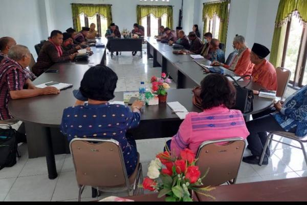 Toleransi antar umat beragama di Provinsi Nusa Tenggara Timur (NTT) meraih indeks tertinggi di Indonesia dengan salah satu contohnya yaitu budaya pembangunan suatu rumah ibadah yang juga melibatkan umat dari agama lainnya.