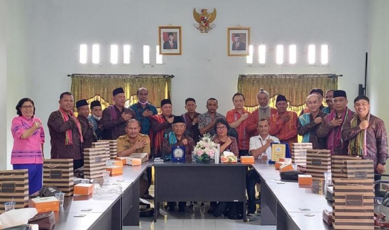 Sejak tahun 2016 hingga saat ini, Provinsi NTT menempati posisi teratas dalam hal indeks kerukunan di Indonesia. Ikatan kekerabatan yang kuat, menjaga kearifan lokal dan kultur saling menghargai dan menghormati antar suku dan agama menjadi faktor penting tingginya kerukunan dan toleransi di NTT.