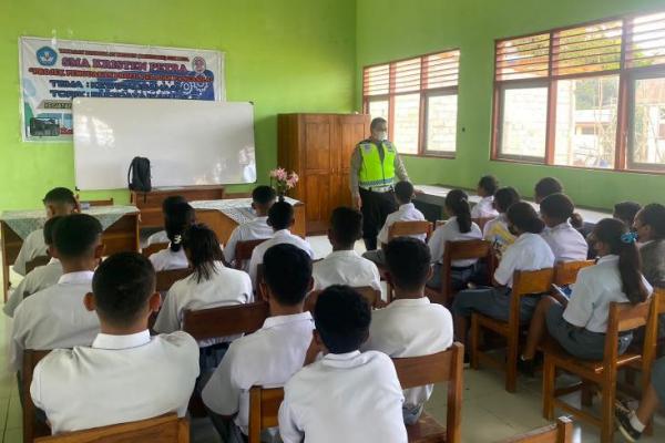 Datangi Sekolah, Kasat Lantas Polres TTU Sosialisasikan Etika Berlalu Lintas