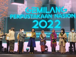 Julie Sutrisno Laiskodat Raih Penghargaan Nugra Jasa Darma Pustaloka 2022 