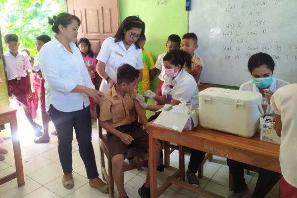 81 Siswa SD Dapat Pelayanan Imunisasi BIAS dari Puskemas Oesao