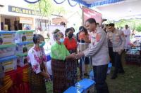 Kapolda NTT dan Ketua Bhayangkari Berbagi Kasih Masyarakat Kurang Mampu di Polsek Nule