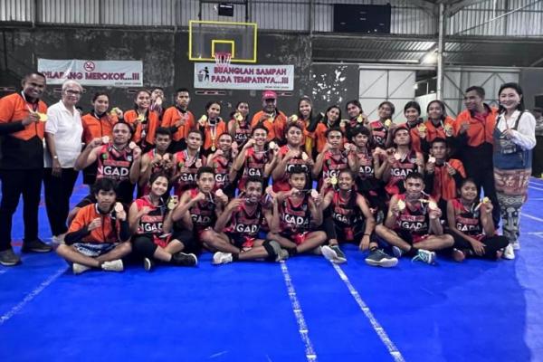 Peduli Olahraga, Julie Laiskodat Bantu Tiket Tim Renang dan Basket Ende, Ngada Panen Bonus