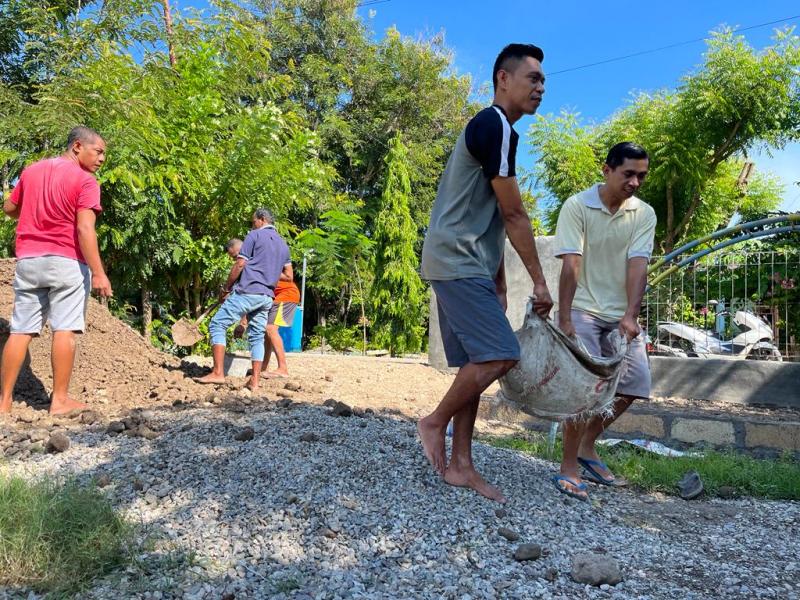 Dukung Kemajuan Pendidikan, Orang Tua Siswa di Kupang Gotong Royong Perbaiki Jalan Sekolah