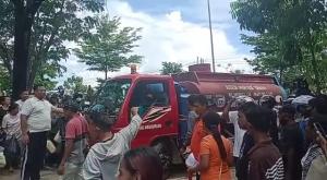 Ratusan Warga Kota Kupang Rela Antri dan Berebut Minyak Tanah di Posko Pasar Murah  