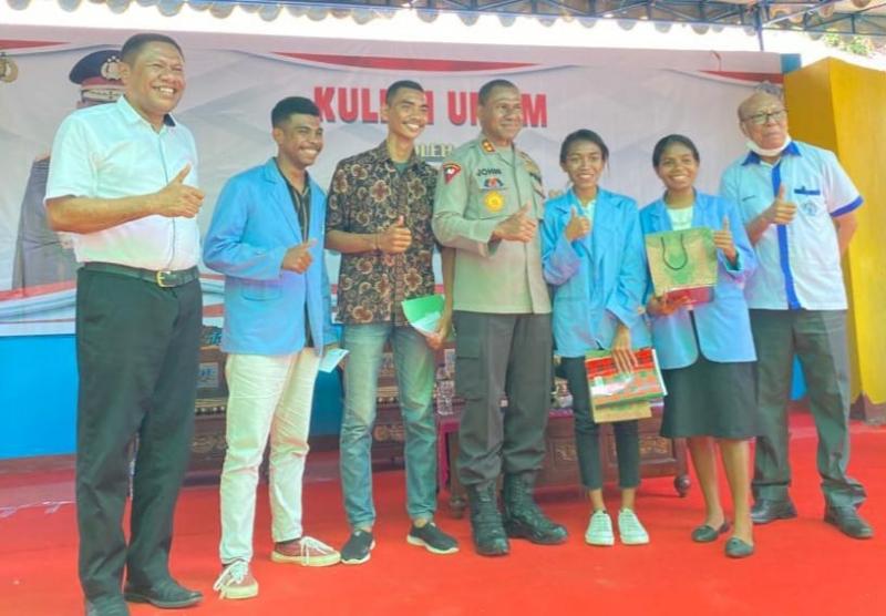 Kapolda NTT Irjen Pol Drs Johni Asadoma, MHum, memberikan kuliah umum kepada mahasiswa di Kampus Universitas Tribuana Kalabahi, Kabupaten Alor, Senin (28/11/2022).