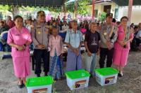 Kapolda NTT dan Ketua Bhayangkari Daerah Salurkan Paket Sembako untuk Masyarakat di Perbatasan 