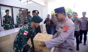 Kapolda NTT Beri Bingkisan kepada Anggota TNI-Polri di Perbatasan RI- RDTL