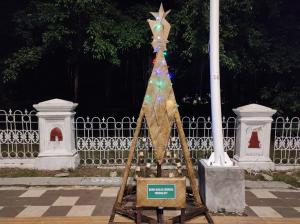 Wujud Toleransi di Kupang, Dewan Masjid Indonesia NTT Partisipasi Bangun Pohon Natal 