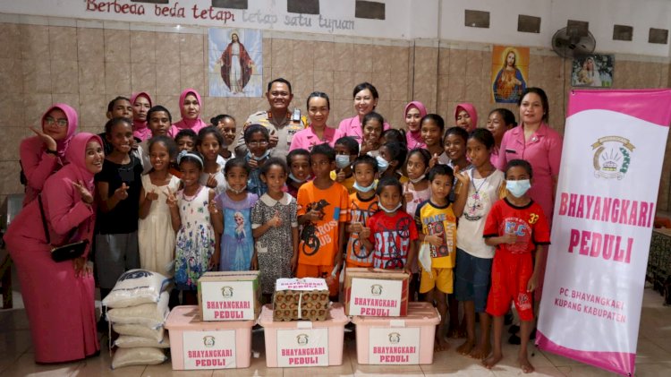 Tangis Bahagia Anak Panti Asuhan Dikunjungi Kapolres dan Ketua Bhayangkari Polres Kupang