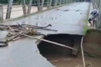 Jalan Longsor Diterjang Banjir, Jembatan di Takari tak Bisa di Lalui Kendaraan