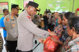 Tinjau Lokasi Bencana, Kapolda NTT Berbagi Kasih dengan Korban Banjir di Fatuleu Barat 