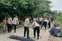 Polisi Pasang Tenda Darurat dan Bangun Jalan Alternatif di Lokasi Jembatan Putus di Kupang