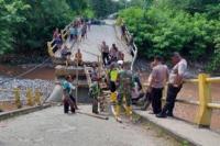 Warga dan Aparat Keamanan Buka Jalur Alternatif di Lokasi Jembatan Putus di Oelatimo