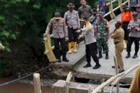 Pantau Jembatan Ambruk, Kapolda NTT dan Kapolres Kupang Beri Bantuan bagi Korban Bencana