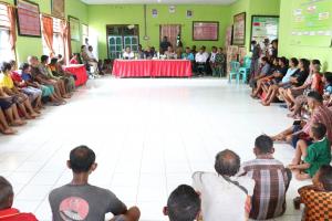 Kunker ke Kabupaten Kupang, Gubernur NTT Berdialog dan Bantu Korban Banjir