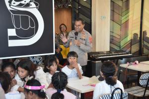 Wujud Cinta Kasih Sesama, Kapolda NTT Natal Bareng Anak Jalanan di Kota Kupang