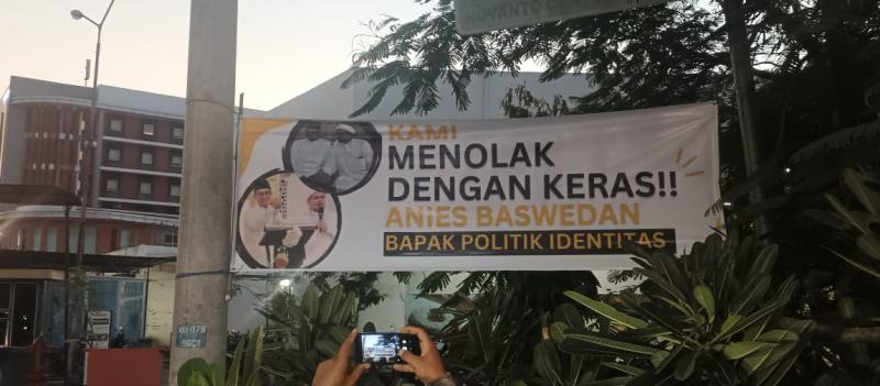 Spanduk Tolak Anies Baswedan (Bapak Politik Identitas) Terpampang di Kota Kupang
