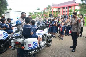  Kenali Tugas Polisi, Siswa SD Kristen Tunas Bangsa Kunjungi Mapolda NTT