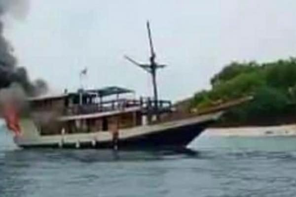 Kapal Wisata Dunia Baru Komodo Terbakar di Labuan Bajo, 5 WNA Berhasil Diselamatkan