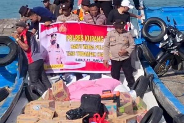  Kapolres Kupang Bantu Ratusan Warga Pulau Kera Terdampak Cuaca Ekstrim