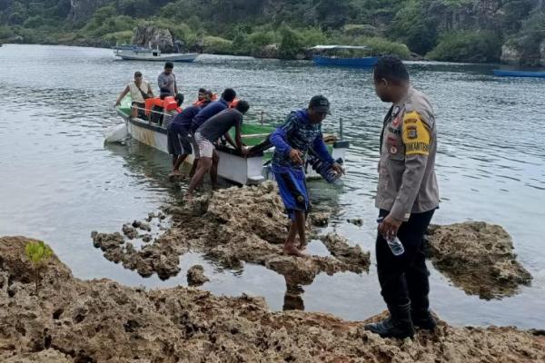 Enam Warga Negara Asing (WNA) asal India dan empat WNI asal Sulawesi diamankan polisi pasca dipulangkan pemerintah Australia, Kamis (19/1/2023). Para WNA dan WNI ini gagal masuk negara Australia setelah mereka dihadang petugas negara Australia di perairan.