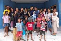  Siswa SMAN 1 Kupang Timur Berbagi Kasih dengan Anak Panti Asuhan Sonaf Maneka 