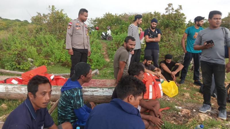 Enam Warga Negara Asing (WNA) asal India dikirim ke kantor Imigrasi Kupang pasca diamankan Polres Rote Ndao. Sementara empat WNI asal Sulawesi yang turut diamankan polisi pasca dipulangkan pemerintah Australia ditahan di Polres Rote Ndao.