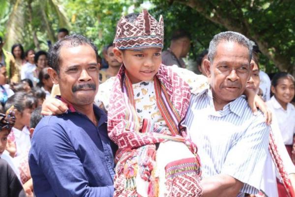 Pulang ke Buraen-Amarasi, Nono Disambut Bak Seorang Pahlawan yang Pulang Perang