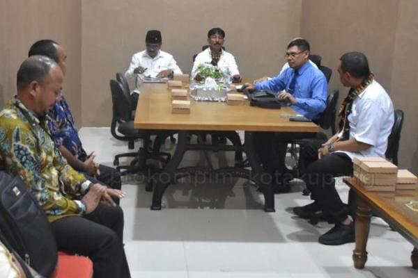 Sebanyak 5 orang kandidat calon Direktur Utama Perusahaan Daerah Air Minum (PDAM) Kota Kupang mengikuti wawancara akhir oleh Penjabat Wali Kota Kupang, George Hadjoh.