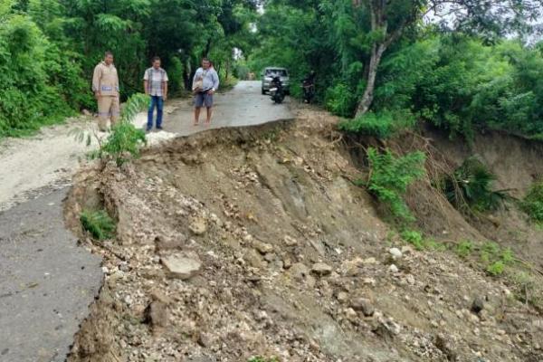 Jalan Longsor Tergerus Banjir, Warga di Lima Desa di Kupang Barat Terancam Terisolir