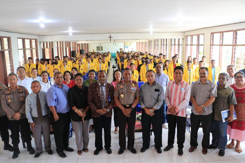 Sebanyak 440 orang mahasiswa Universitas Kristen Artha Wacana (UKAW) Kupang yang sementara mempersiapkan diri mengikuti Kuliah Kerja Nyata (KKN) mendapat kesempatan mengikuti kuliah umum dari Kapolda NTT, Irjen Pol Drs Johni Asadoma, MHum, Senin Senin (6/2/2023).