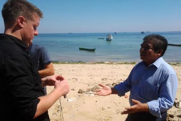 Pemegang Mandat Hak Ulayat Masyarakat Adat Timor-Rote-Sabu-Alor di Laut Timor, Ferdi Tanoni saat diwawancarai jurnalis ABC Australia terkait pencemaran Laut Timor di Pantai Kupang beberapa waktu lalu. 