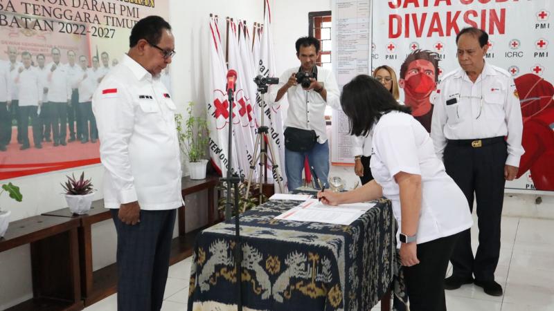 Pesan Wagub NTT saat Melantik Kepala Unit Donor Darah NTT