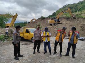 BPJN NTT Kerahkan 8 Alat Berat Geruk Material Longsor di Jalur Trans Timor