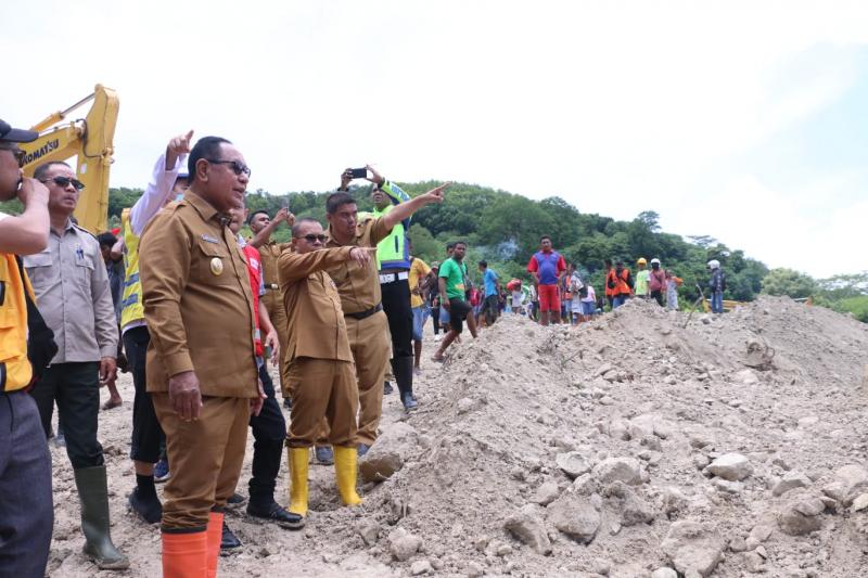 Bencana tanah longsor di Kabupaten Kupang yang mengakibatkan lumpuhnya arus transportasi di ruas jalan Trans Timor mendapat perhatian serius Pemprov NTT. Terbukti, Wagub NTT, Josef A. Nae Soi meninjau lokasi bencana longsor di Kecamatan Takari Kabupaten Kupang, Senin (20/2/2023).