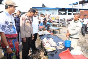 Keliling Pasar Oeba, Kapolda NTT Ngobrol dan Borong Ikan Para Pedagang