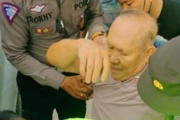 Anggota Dit Lantas Polda NTT Bantu Evakuasi Pasien Sakit Stroke di Lokasi Longsor Takari