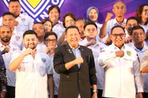Ketua Umum Ikatan Motor Indonesia (IMI) Bambang Soesatyo yang juga merupakan Ketua MPR RI didampingi Wagub NTT, Josef Nae Soi usai melantik Pengurus IMI NTT periode 2022-2026, Sabtu (25/2/2023).