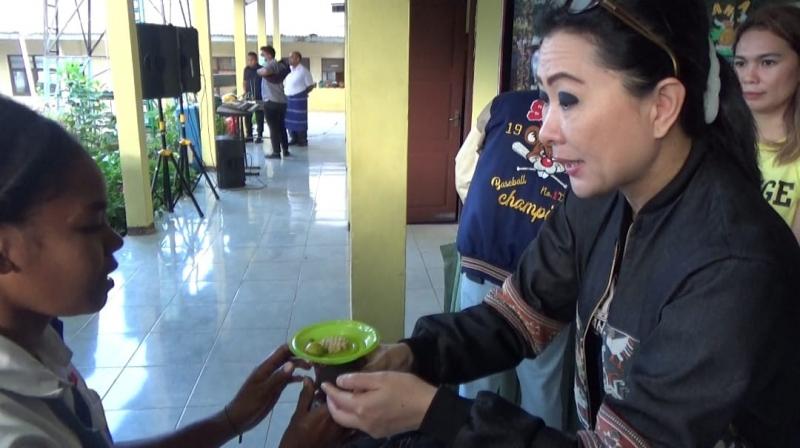 Siswa SMA yang Sekolah Subuh di Kupang Diberi Sarapan Pagi