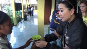 Siswa SMA yang Sekolah Subuh di Kupang Diberi Sarapan Pagi