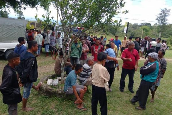 Komplotan pelaku pencurian ternak sapi dihadang warga saat mereka mencuri sapi milik warga di Kabupaten Timor Tengah Selatan (TTS). Tiga orang diamankan, satu orang berhasil lolos dan kabur serta satu orang lainnya meninggal dunia diduga dihajar massa.