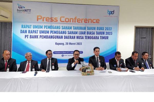 Dirut Bank NTT, Harry Alexander Riwu Kaho didampingi Direktur Teknologi Informasi dan Operasional, Hilarius Minggu, Direktur Dana & Treasury, Yohanis Landu Praing, Direktur Kredit: Paulus Stefen Messakh, Direktur Kepatuhan, Christofel Semuel Melianus Adoe bersama Komisaris Utama, Juvenile Jodjana, Komisaris Independen, Samuel Djoh Despasianus dan Frans Gana saat memberi keterangan kepada pers usai RUPS di lanti 2 Kantor Gubernur NTT, Senin (20/3/2023).