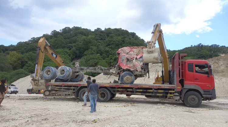 Satu unit truk tronton nomor polisi DH 9355 UH milik PT Gudang Mas berhasil dievakuasi. Truk tronton ini tertimbun longsoran sejak Jumat (18/2/2023) lalu di Jalan Timor Raya kilometer 72 Kelurahan Takari, Kecamatan Takari, Kabupaten Kupang.