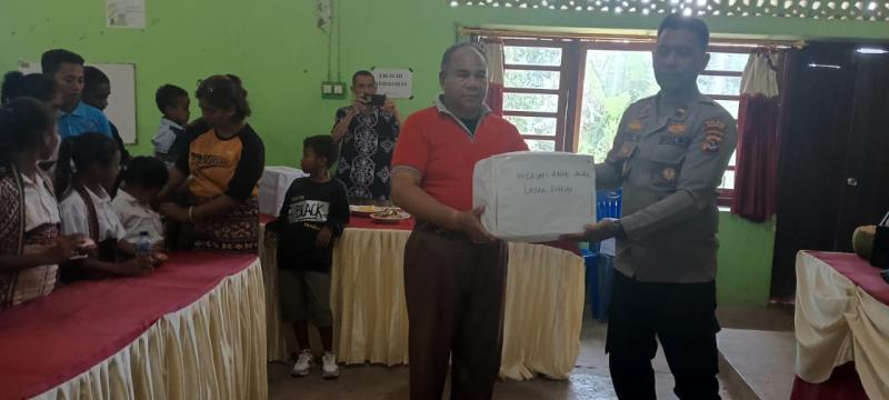 Kapolsek dan Bhayangkari Amarasi Berbagi Kasih dengan Siswa SLB Negeri Tunbaun-Amarasi Barat