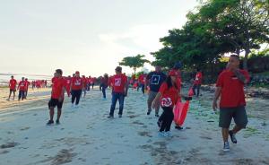 Pengurus dan Simpatisan Partai Solidaritas Indonesia NTT Bersihkan Pantai Kelapa Lima