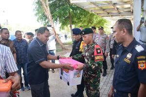 Kapolda NTT Bagi Bingkisan untuk Anggota TNI-Polri di Perbatasan RI-RDTL