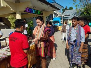 Julie Sutrisno Laiskodat Kampanyekan Makan Ikan dan Kelor di SMAN 1 Kupang 