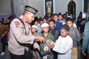 Ratusan Anak dan Jamaah Masjid Raya Nurussaadah Kupang dapat Takjil Gratis dari Kapolda NTT