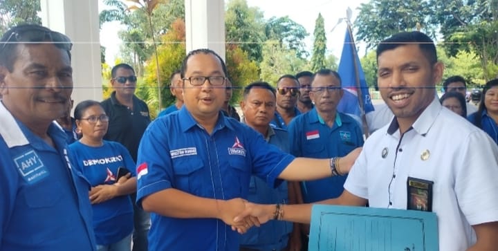 Menanggapi pengajuan Peninjauan Kembali (PK) terkait gugatan yang diajukan kelompok KSP Moeldoko terhadap Partai Demokrat pada Senin (3/4/2023), memantik reaksi puluhan kader dan simpatisan Partai berlambang bintang mercy itu mendatangi Kantor Pengadilan Negeri Oelamasi Kabupaten Kupang, Senin (3/4/2023).